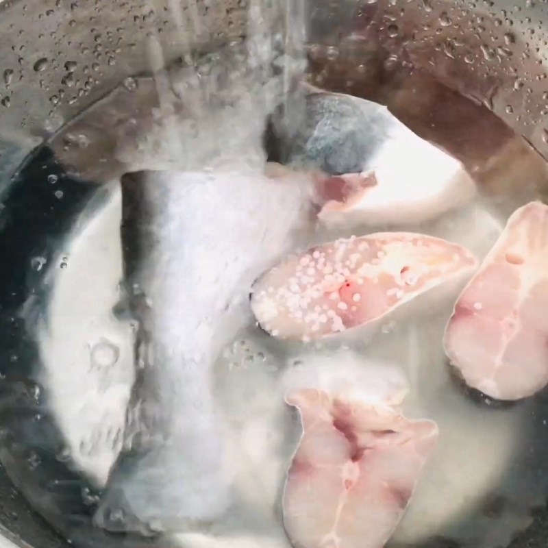 Bước 1 Sơ chế cá ba sa và bạc hà (dọc mùng) Canh chua bạc hà