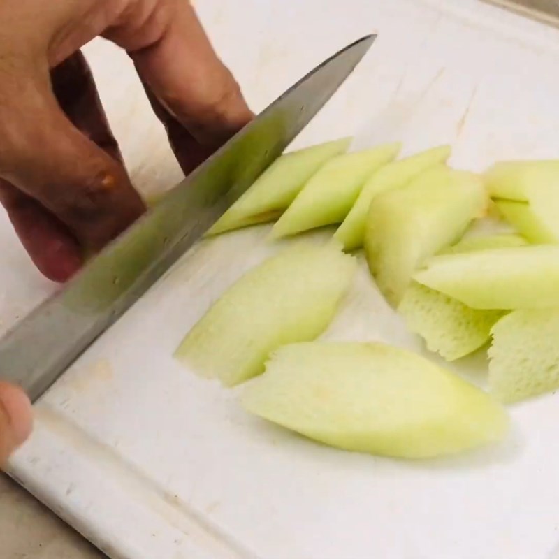 Bước 1 Sơ chế cá ba sa và bạc hà (dọc mùng) Canh chua bạc hà