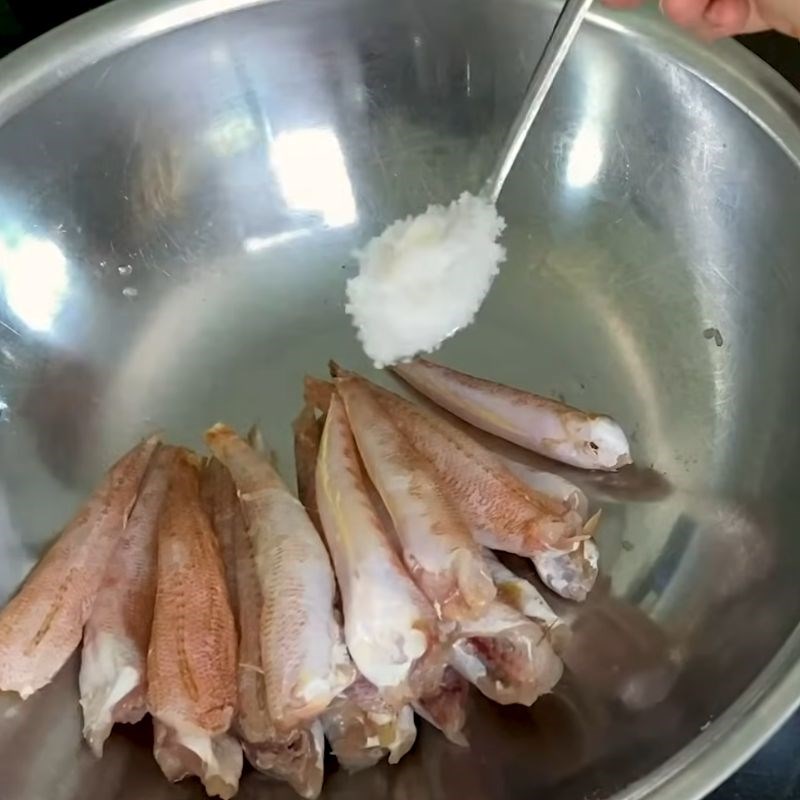 Bước 1 Sơ chế cá bống sạch, khử mùi tanh kho cá bống cứng