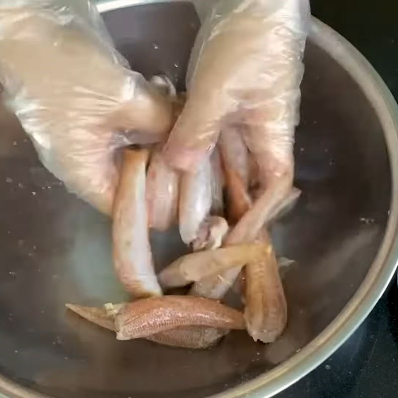 Bước 1 Sơ chế cá bống sạch, khử mùi tanh kho cá bống cứng