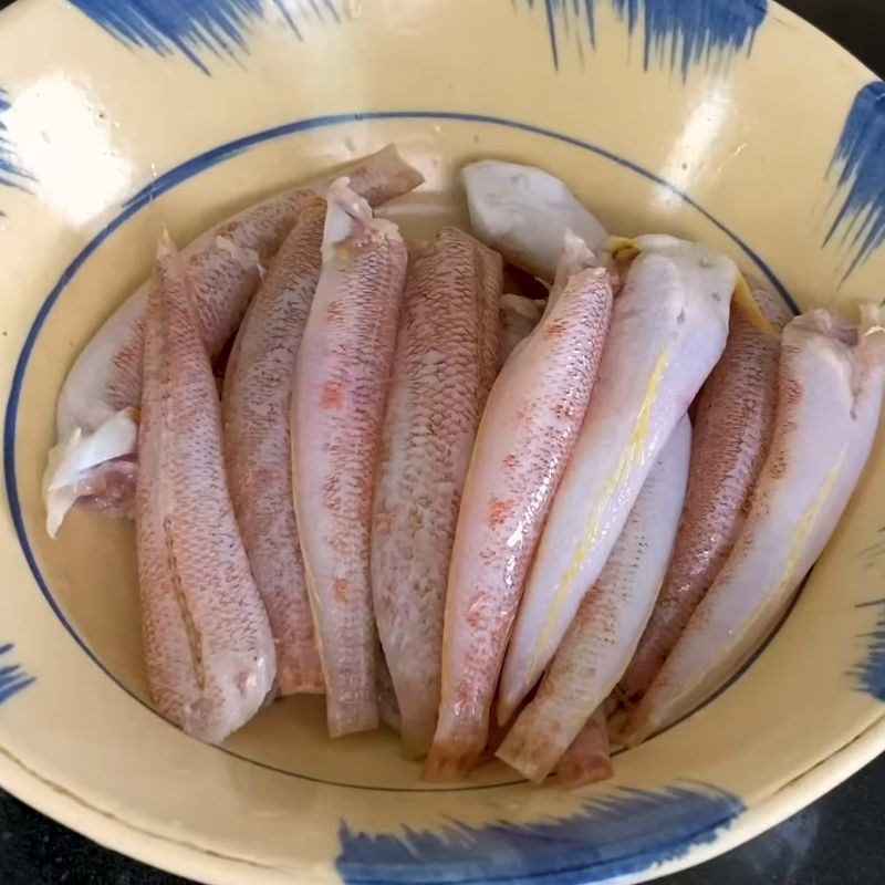 Bước 1 Sơ chế cá bống sạch, khử mùi tanh kho cá bống cứng