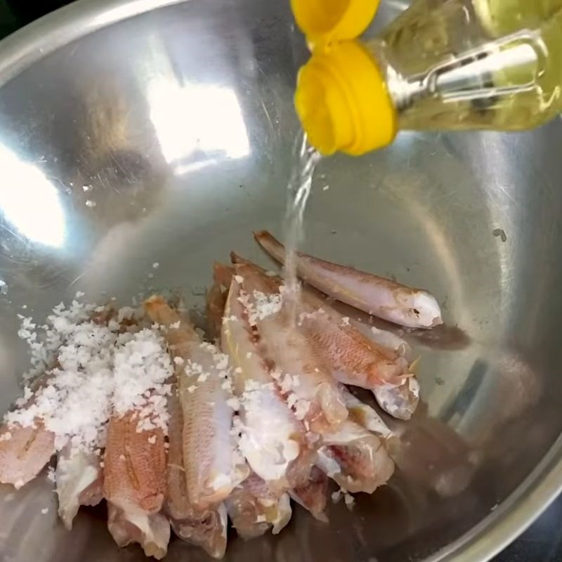 Bước 1 Sơ chế cá bống sạch, khử mùi tanh kho cá bống cứng