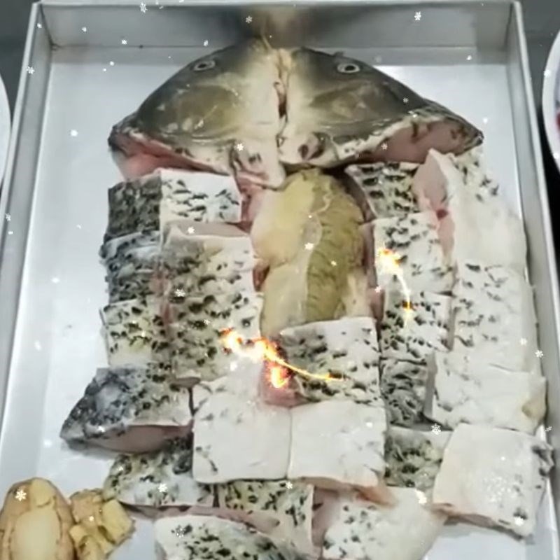 Bước 1 Sơ chế cá chép giòn và các nguyên liệu khác cá chép giòn om dưa