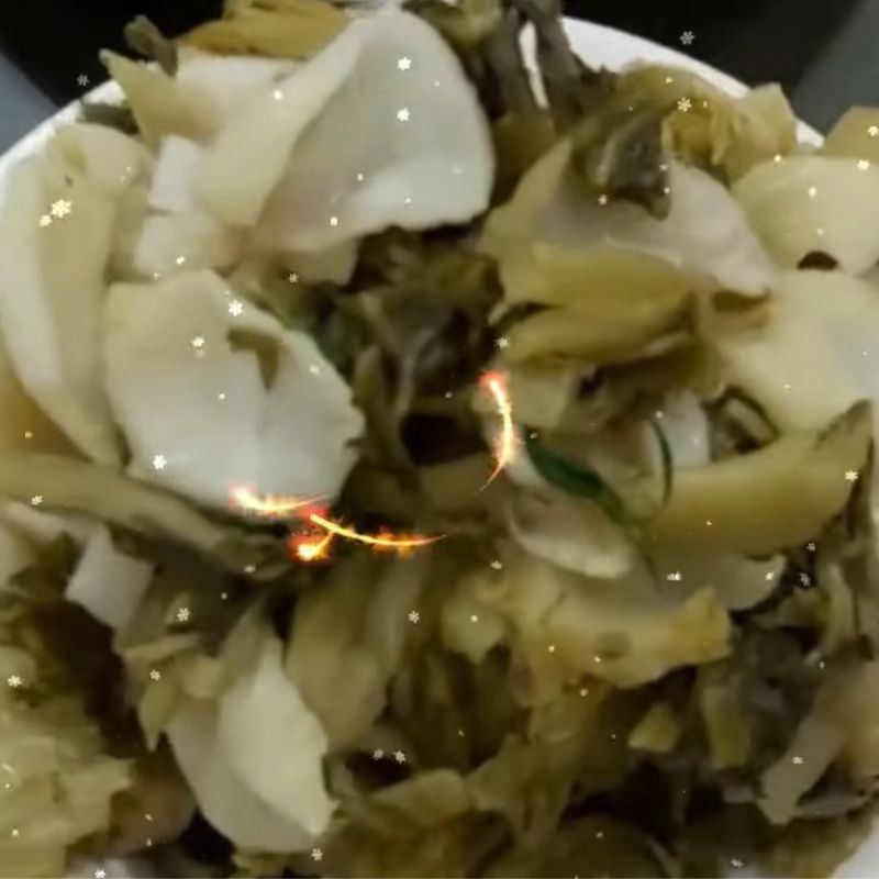 Bước 1 Sơ chế cá chép giòn và các nguyên liệu khác cá chép giòn om dưa