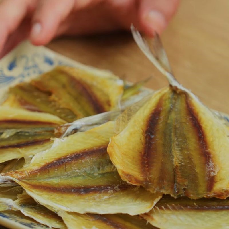 Bước 1 Sơ chế cá chỉ vàng và chuẩn bị gia vị ướp cá Nướng cá chỉ vàng bằng nồi chiên không dầu