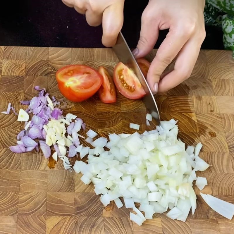 Bước 1 Sơ chế cá mòi và nguyên liệu cá mòi kho rục xương