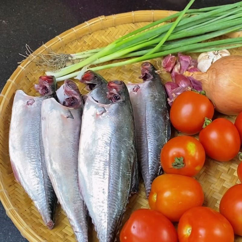 Bước 1 Sơ chế cá mòi và nguyên liệu cá mòi kho rục xương