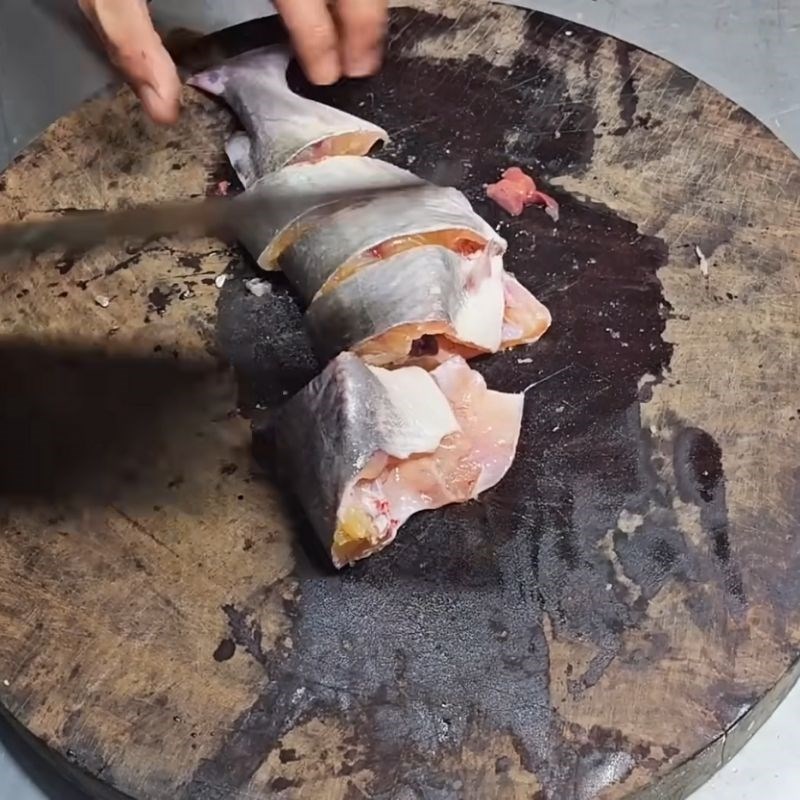 Bước 1 Sơ chế cá ngạnh và các nguyên liệu khác Lẩu cá ngạnh nhúng mẻ