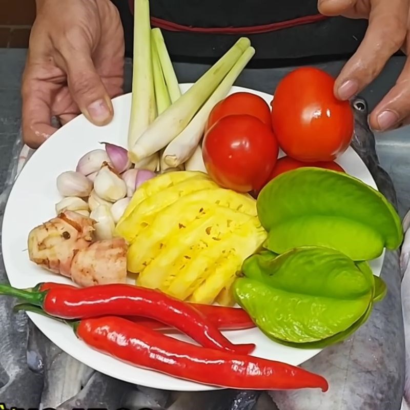 Bước 1 Sơ chế cá ngạnh và các nguyên liệu khác Lẩu cá ngạnh nhúng mẻ