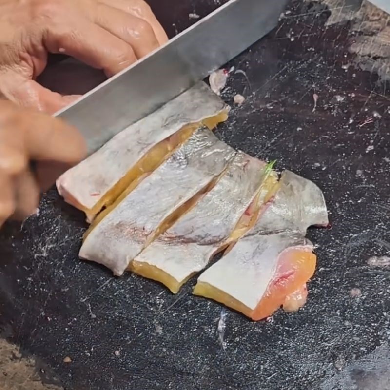 Bước 1 Sơ chế cá ngạnh và các nguyên liệu khác Lẩu cá ngạnh nhúng mẻ