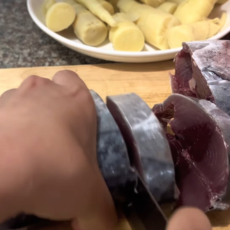 Bước 1 Sơ chế cá ngừ và các nguyên liệu khác Cá ngừ kho măng