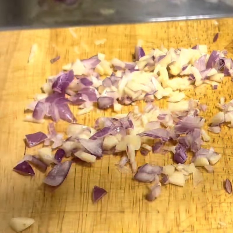 Bước 1 Sơ chế cá ngừ và các nguyên liệu khác Cá ngừ kho măng