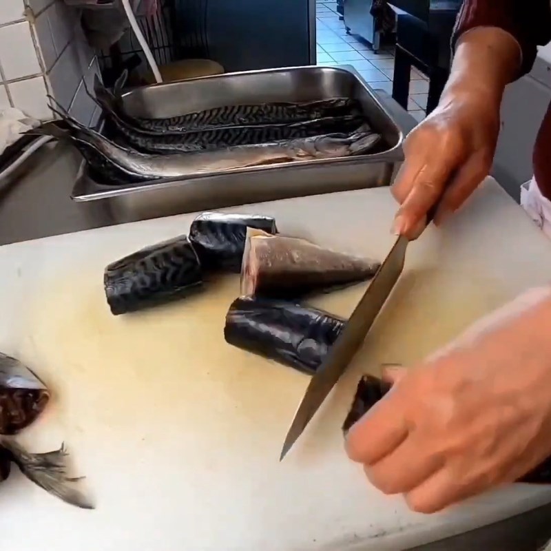 Bước 2 Sơ chế cá nục tươi Cá nục kho riềng