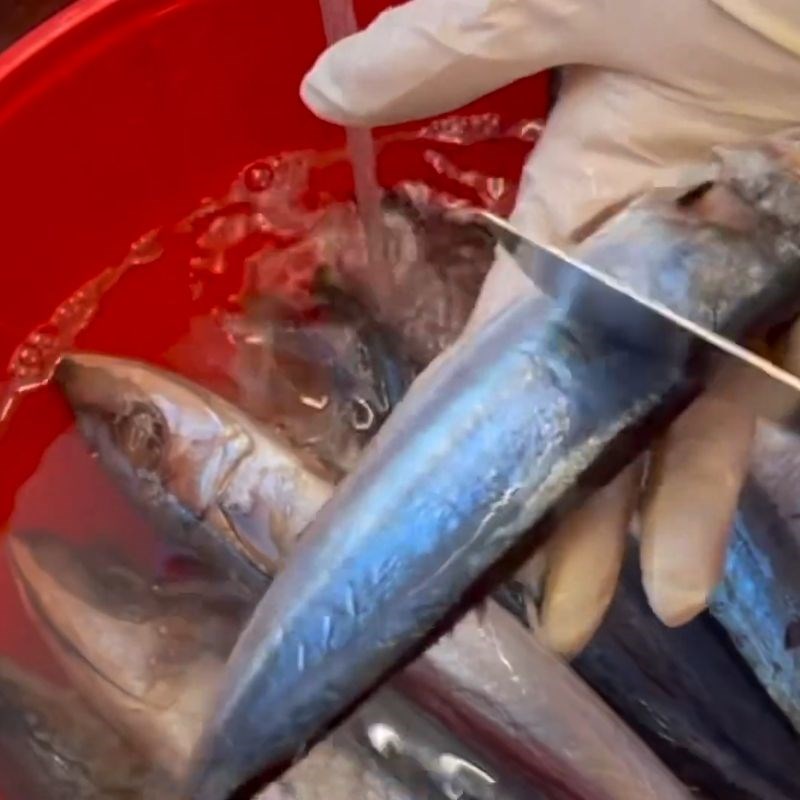 Bước 1 Sơ chế cá nục và ướp muối qua đêm cá hấp chiên