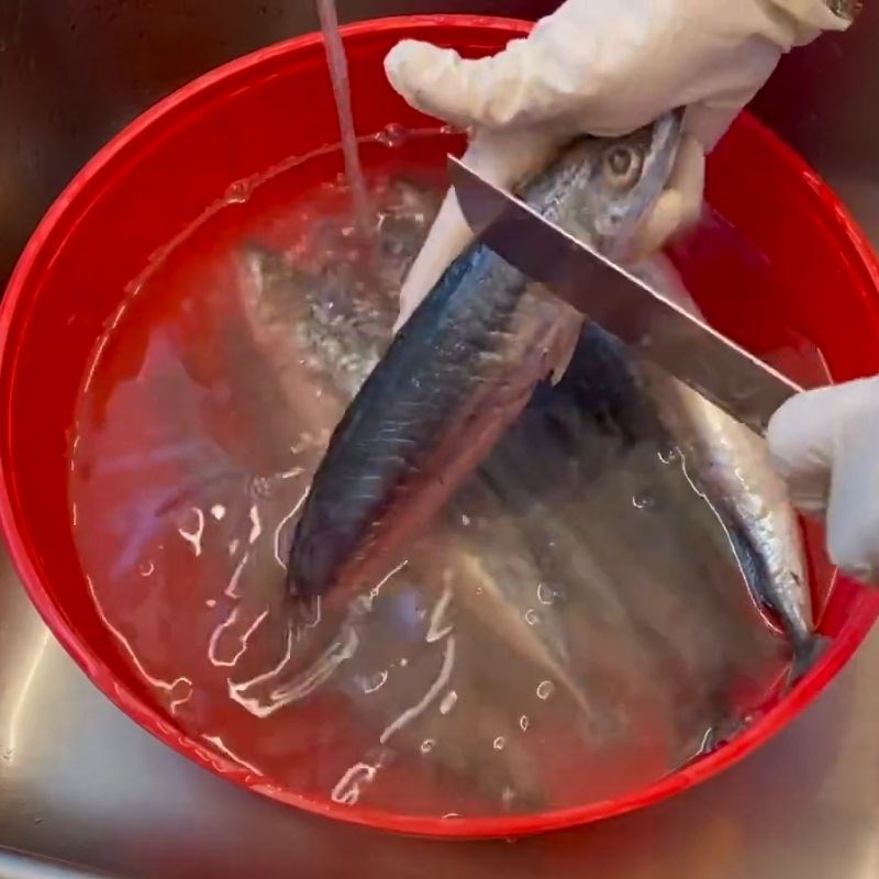 Bước 1 Sơ chế cá nục và ướp muối qua đêm cá hấp chiên