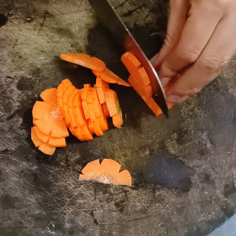 Bước 1 Tỉa và thái miếng cà rốt Nộm su hào cà rốt thái miếng