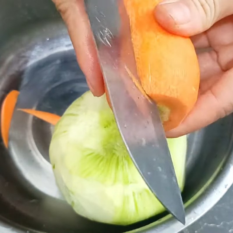 Bước 1 Tỉa và thái miếng cà rốt Nộm su hào cà rốt thái miếng