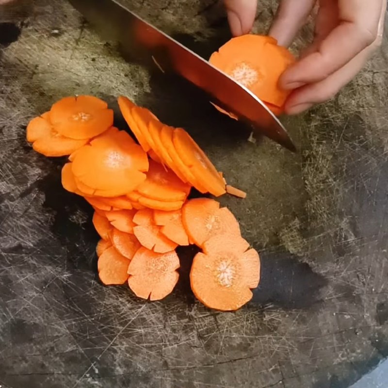 Bước 1 Tỉa và thái miếng cà rốt Nộm su hào cà rốt thái miếng