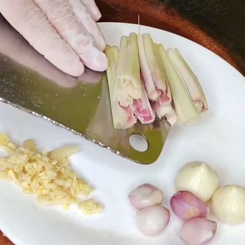 Bước 2 Sơ chế các nguyên liệu khác Vịt om sấu khoai sọ