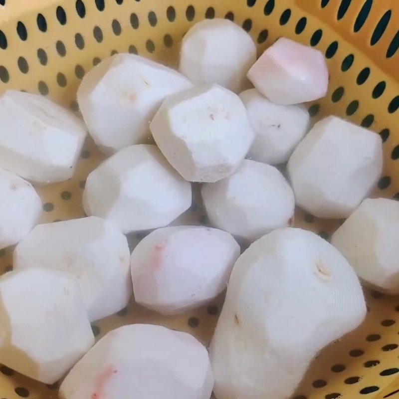 Bước 2 Sơ chế các nguyên liệu khác Vịt om sấu khoai sọ
