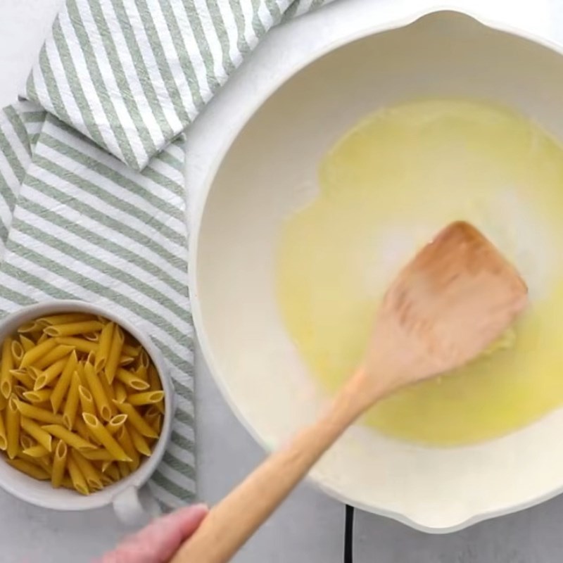 Bước 2 Làm sốt kem trắng Nui sốt kem bằng sữa tươi