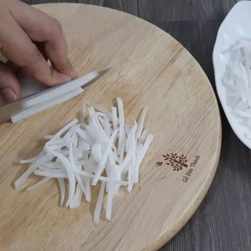 Bước 3 Sơ chế chuối và dừa Kem chuối sữa đặc