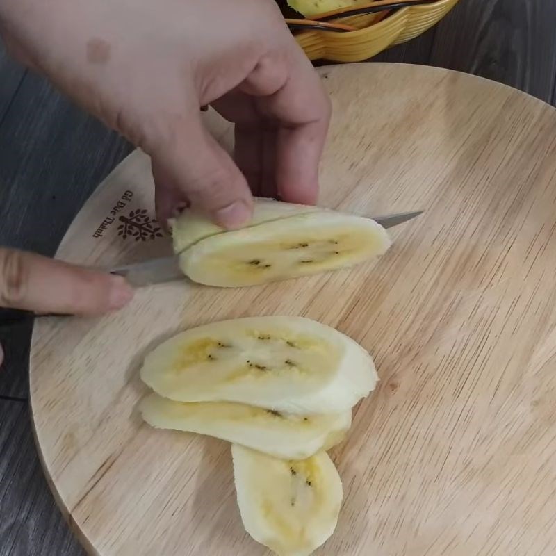 Bước 3 Sơ chế chuối và dừa Kem chuối sữa đặc