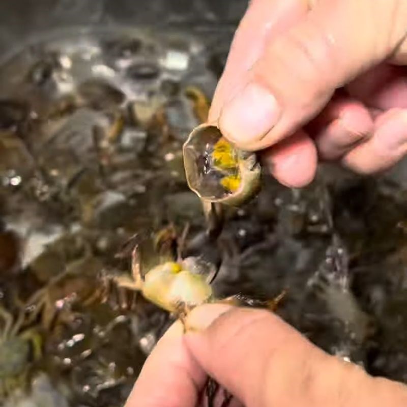 Bước 1 Sơ chế cua đồng cua rang lá lốt