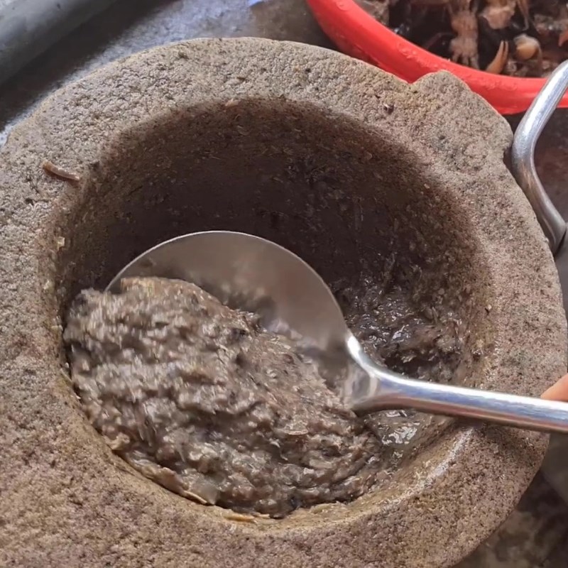 Bước 1 Sơ chế cua đồng và lấy gạch cua Chả cua bún riêu