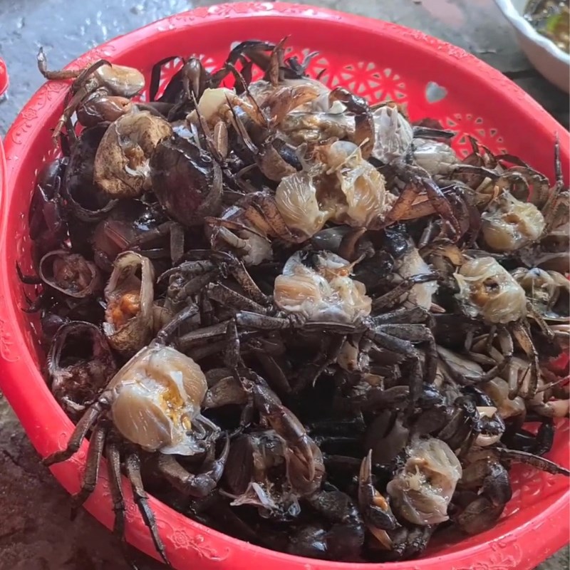 Bước 1 Sơ chế cua đồng và lấy gạch cua Chả cua bún riêu