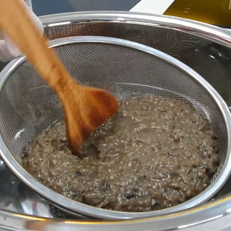 Bước 1 Sơ chế cua đồng và lọc lấy thịt cua Lẩu riêu cua thập cẩm