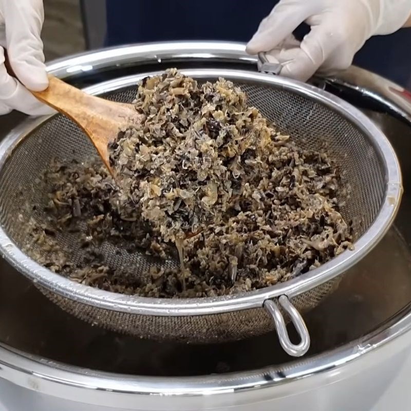 Bước 1 Sơ chế cua đồng và lọc lấy thịt cua Lẩu riêu cua thập cẩm