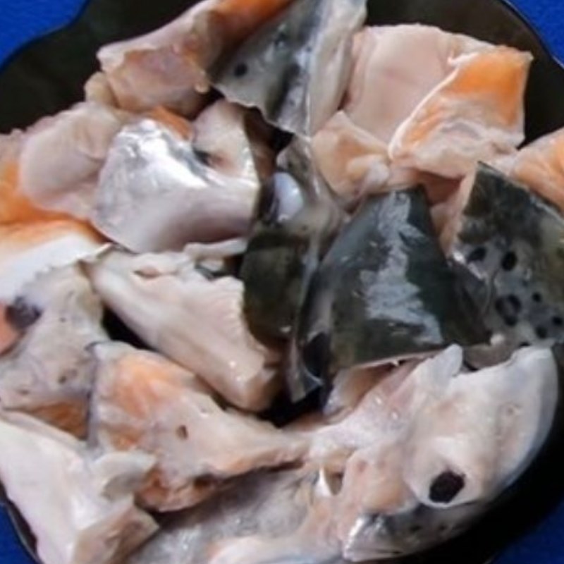 Bước 1 Sơ chế đầu cá và các nguyên liệu phụ Canh chua hoa chuối đầu cá hồi