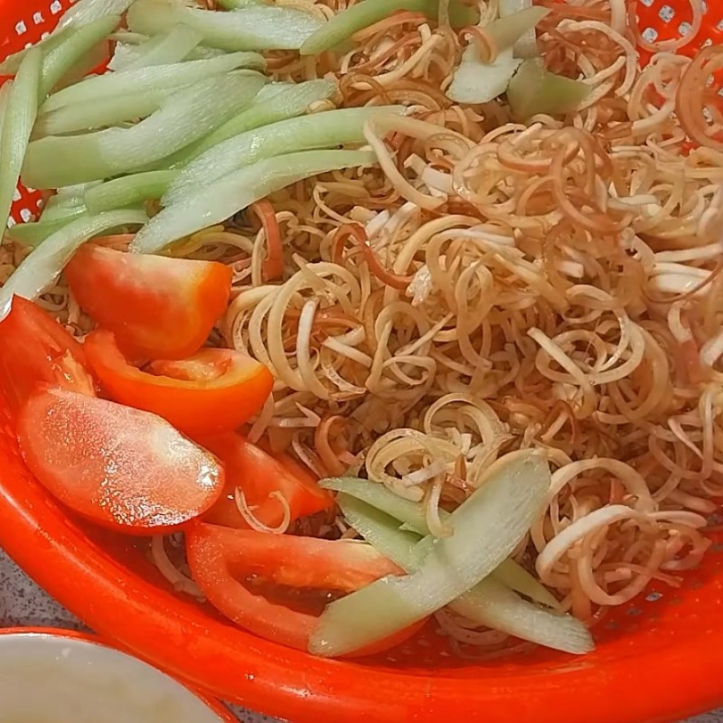 Bước 1 Sơ chế đầu cá và các nguyên liệu phụ Canh chua hoa chuối đầu cá hồi