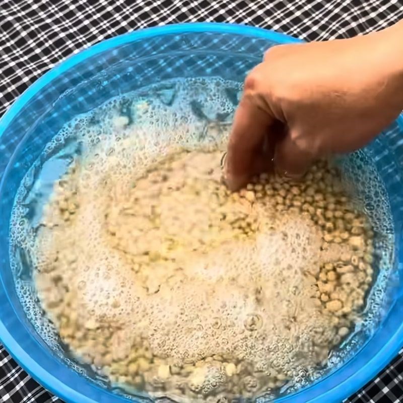 Bước 1 Sơ chế đậu nành nước tương truyền thống