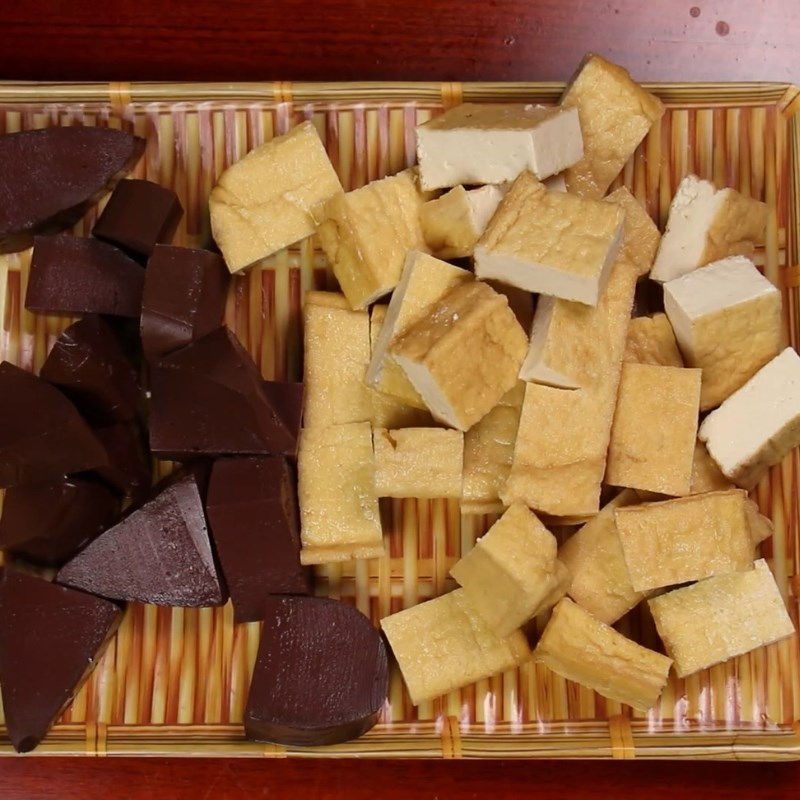 Bước 2 Sơ chế đậu phụ và huyết heo Canh bún