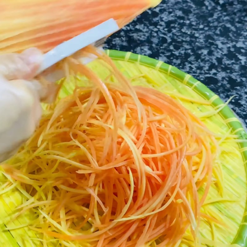 Bước 1 Sơ chế đu đủ giòn sần sật Mắm đu đủ cá linh