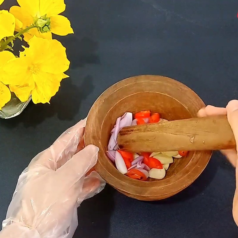 Bước 1 Sơ chế gà và các nguyên liệu Gà hấp tỏi