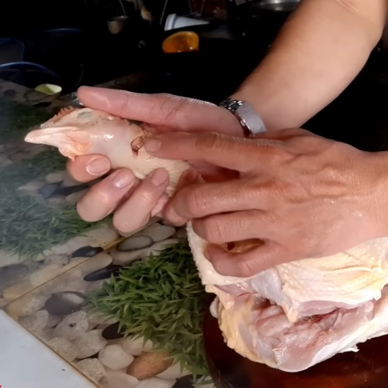 Bước 1 Sơ chế gà và cắt lỗ cố định gà Tạo dáng gà cúng