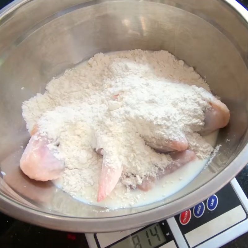 Bước 1 Sơ chế gà và ướp gà rán đơn giản Gà rán