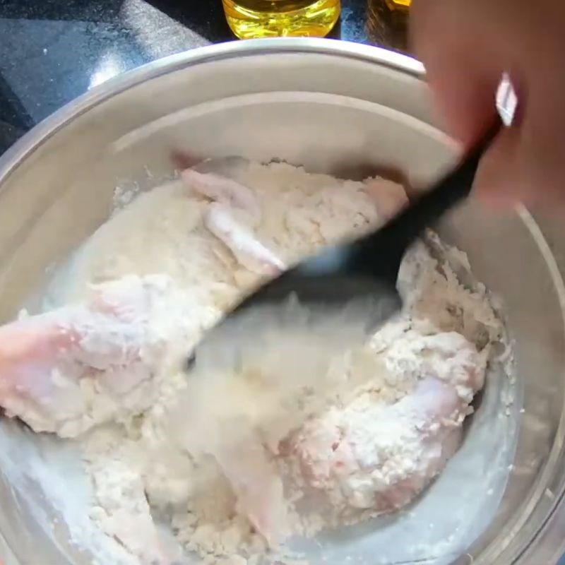 Bước 1 Sơ chế gà và ướp gà rán đơn giản Gà rán