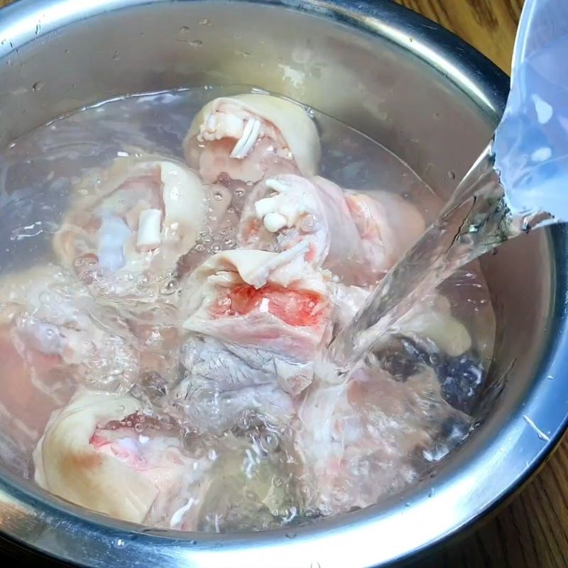 Bước 1 Sơ chế giò heo sạch thơm, khử mùi hôi giò heo kho nước tương