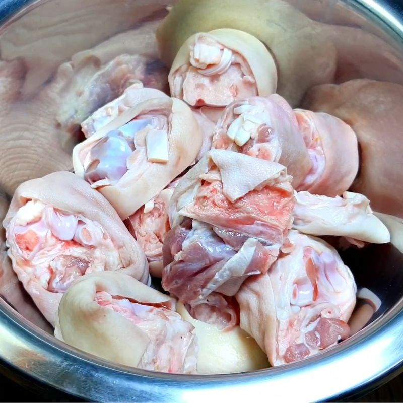 Bước 1 Sơ chế giò heo sạch thơm, khử mùi hôi giò heo kho nước tương