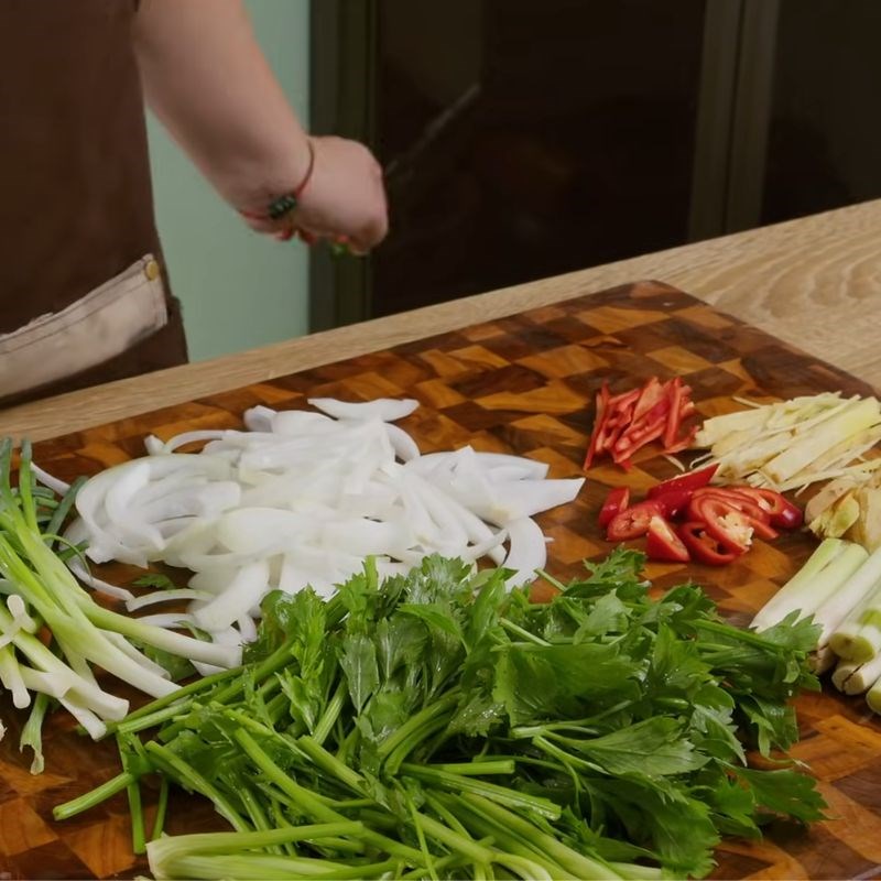 Bước 2 Sơ chế gừng và các loại rau củ khác mực hấp gừng