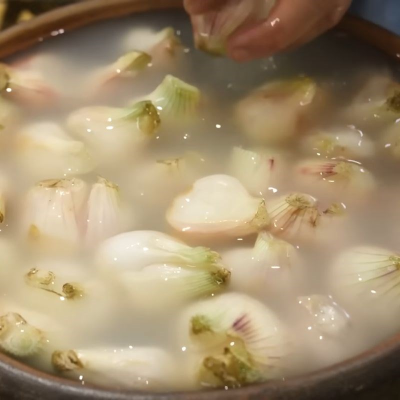 Bước 1 Sơ chế hành củ và ngâm nước vo gạo muối dưa hành miền bắc