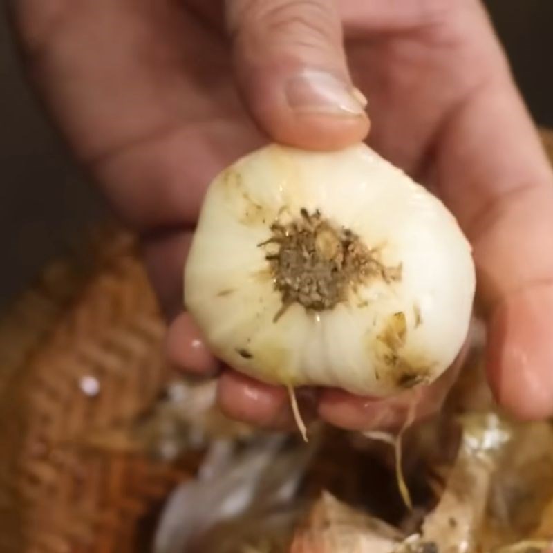 Bước 1 Sơ chế hành củ và ngâm nước vo gạo muối dưa hành miền bắc