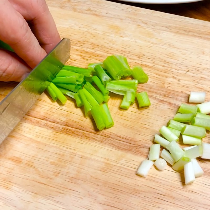 Bước 2 Sơ chế hành, tỏi, ớt và hành lá Giò rim mắm