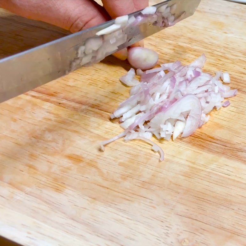 Bước 2 Sơ chế hành, tỏi, ớt và hành lá Giò rim mắm
