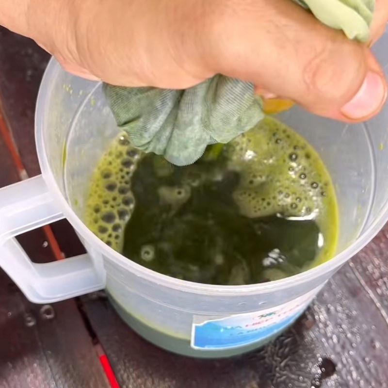 Bước 1 Sơ chế lá thúi địch và lấy nước cốt Bánh lá thúi địch