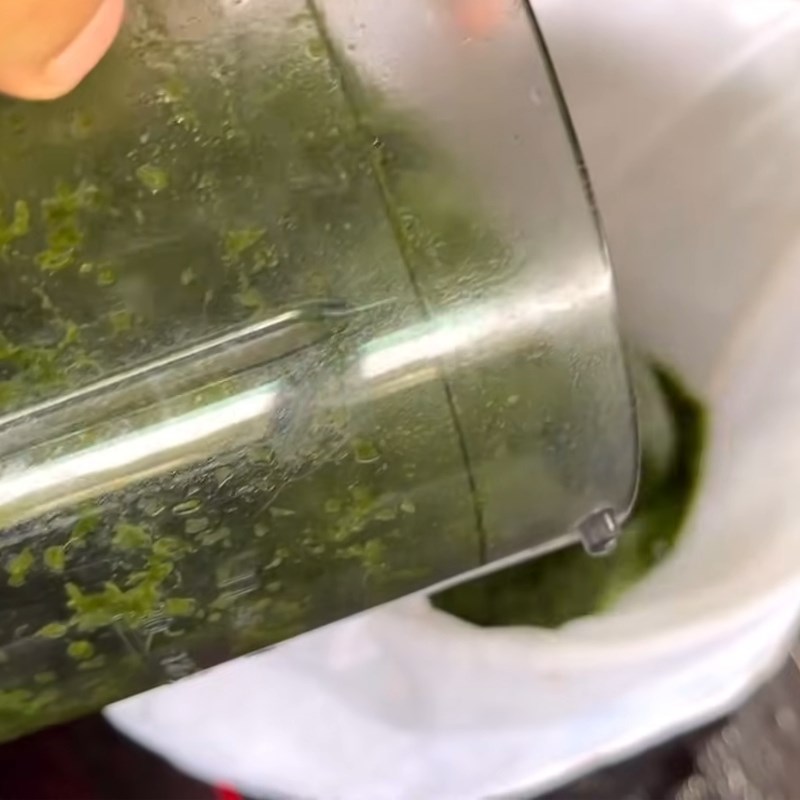 Bước 1 Sơ chế lá thúi địch và lấy nước cốt Bánh lá thúi địch